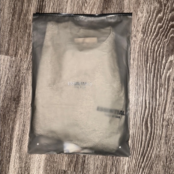 Essentials tee - Picture 6 of 7